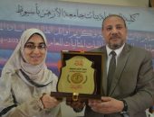 نائب رئيس جامعة الأزهر للوجه القبلي يكرم طالبة كلية الصيدلة لحفظها القرآن الكريم بالقراءات العشر