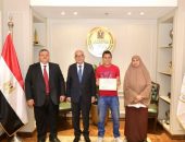 وزير التربية والتعليم يكرم أحد الطلاب المبتكرين بالتعليم الفنى لتصميم وتنفيذ طاهى شمسى يعتمد على تحويل الطاقة الشمسية إلى طاقة حرارية