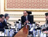 التقى الدكتور مصطفى مدبولي، رئيس مجلس الوزراء، اليوم؛ الدكتور محمد شاكر  وزير الكهرباء والطاقة المتجددة، لمتابعة موقف المشروعات الجاري تنفيذها، وعددا من ملفات عمل الوزارة.