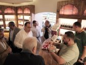 رئيس الوزراء يزور “واحة تجلي” ويتفقد اصطفاف أسطول المعدات والسيارات والأجهزة الفنية الخاصة بشركة النظافة