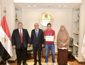 وزير التربية والتعليم يكرم أحد الطلاب المبتكرين بالتعليم الفنى لتصميم وتنفيذ طاهى شمسى يعتمد على تحويل الطاقة الشمسية إلى طاقة حرارية