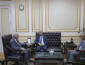 في إطار جولاته الميدانية ، رئيس جهاز حماية المستهلك  يلتقي بالسيد اللواء / أحمد راشد ” محافظ  الجيزة”  ، بديوان عام المحافظة،  لمناقشة بعض الملفات وأهمها ضبط   الأسواق  ومتابعة أثر تغير سعر الصرف علي إنخفاضات أسعار السلع