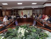 بحضور مسؤولى الدعم الفني بوازرة التنمية المحلية: محافظ بني سويف يناقش التصميم المعماري لمشروع المركز الخدمي للنباتات الطبية والعطرية ووحدة المعالجة بسمسطا