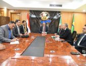 محافظ الفيوم يسلم عقد تمويل المشروعات متناهية الصغر للفئات الأكثر احتياجاً