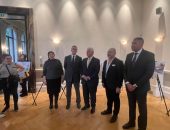 على هامش مشاركته في المُنتدى العالمي للتعليم: وزير التعليم العالي يفتتح معرضًا للفنان عمرو فهمي في لندن