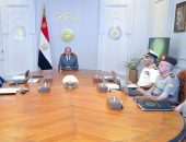 عقد السيد الرئيس عبد الفتاح السيسي اليوم اجتماعاً مع الفريق كامل الوزير وزير النقل، والفريق أشرف عطوة قائد القوات البحرية، وعدد من قيادات القوات المسلحة