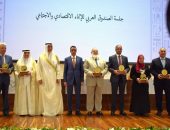 نائب وزير الإسكان يتسلم جائزة عبداللطيف الحمد التنموية عن مشروع إنشاء منظومة مياه مصرف بحر البقر