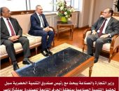 وزير التجارة والصناعة يبحث مع رئيس صندوق التنمية الحضرية سبل تحقيق التنمية الصناعية بمنطقة الحرف التابعة للصندوق بمنشأة ناصر