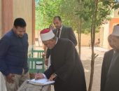 رئيس الإدارة المركزية لشؤون التعليم، يرافقه امين المكتب الفني لرئيس قطاع المعاهد يتابعان امتحانات الشهادة الثانوية الأزهرية