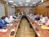 محافظ الدقهلية يعقد اجتماعا لبحث استعدادات العمل بالمرحلة الثانية ضمن مبادرة حياة كريمة .