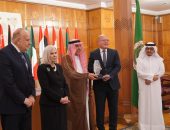 رئيس جامعة سوهاج  يتسلم جائزة مؤسسة الأمير محمد بن فهد لأفضل إنتاج علمي يخدم التنمية المستدامة