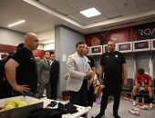 وزير الرياضة في غرفة خلع الملابس للمنتخب .. “شكرا على إصراركم على الفوز وأسعاد الجمهور المصري”