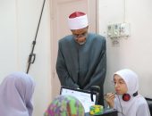 رئيس الإدارة المركزية لشؤون المناطق والخدمات، يتابع  امتحانات الشهادة الثانوية الأزهرية بالجيزة.