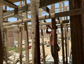 فك شدة خشبية لأعمدة مخالفة وازالة حوائط مخالفة بأرض الدواجن بالخانكة