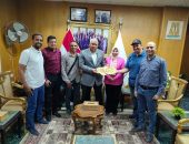 محافظ الوادي الجديد يبحث التوسع في زراعة وتوفير شتلات ” الكاسافا”