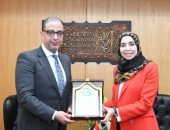 محافظ الفيوم يبحث مع وفد “مؤسسة الجارحي” تعزيز التعاون في المجالات التنموية