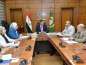 -محافظ الدقهلية خلال رئاسته الاجتماع التمهيدي الموسع بمشاركة وحضور وفد الهيئة العامة للتخطيط العمراني واستشاري الهيئة: