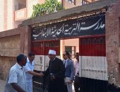 رئيس الإدارة المركزية لشؤون المناطق والخدمات،  يتابع  امتحانات الشهادة الثانوية الأزهرية بسوهاج.