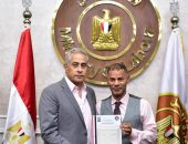 وزير العمل يُسَلِم “رُخص دائمة” لمراكز تدريب مهني خاصة