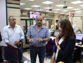 نائب المحافظ تتفقد المراكز التكنولوجية بالدقى والعجوزة لمتابعة انتظام العمل بملف التصالح