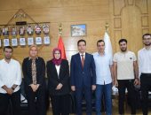 رئيس جامعة بنها يكرم فريق عمل معمل التشخيص البيطري