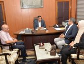 -محافظ الدقهلية يلتقي مدير عام التأمين الصحي الجديد ونائبة في اول يوم استلام عمل بالدقهلية:-