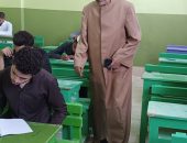 رئيس الإدارة المركزية لشؤون المناطق والخدمات،  يتابع  امتحانات الشهادة الثانوية الأزهرية بأسيوط