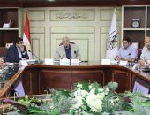 محافظ بني سويف يناقش تقارير وجهود الأجهزة التنفيذية في ملف مواجهة التعديات والمتغيرات المكانية بالمراكز
