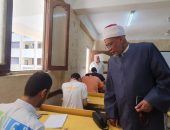 رئيس الإدارة المركزية لشؤون المناطق والخدمات،  يتابع  امتحانات الشهادة الثانوية الأزهرية بالجيزة