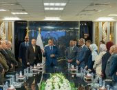 في أول لقاء له عقب تجديد الثقة لتولي الحقيبة الوزارية.. وزير الدولة للإنتاج الحربي” يجتمع بعدد من القيادات بالوزارة