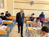 وزير التربية والتعليم يتفقد امتحانات الثانوية العامة بمادتي الفيزياء والتاريخ بمدرسة عثمان بن عفان الرسمية للغات بالعبور