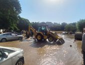 محافظة الجيزة : كسر مفاجئ بخط المياه بميدان فيني بالدقي و الدفع ب ٧ شفاطات لرفع المياه الناتجة عن الكسر و قطع المياه عن الشوارع المحيطة لحين الانتهاء من أعمال الإصلاح