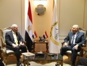 وزير النقل يبحث مع السفير العراقي بالقاهرة تحقيق  انطلاقة كبيرة لتنفيذ  كبرى الشركات المصرية المتخصصة  لمشروعات البنية التحتية بالعراق الشقيق