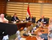 الفريق محمد عباس يستقبل الطيار سامح الحفنى وزير الطيران المدنى