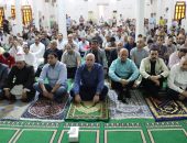 محافظ بني سويف يؤدي صلاة الجمعة بمسجد عمر بن العزيز