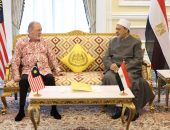 ملك ماليزيا يستقبل شيخ الأزهر الشريف ويناقشان سُبُل الاستفادة من خبرات الأزهر الشريف في مكافحة التطرف