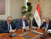 وزير الخارجية والهجرة وشئون المصريين بالخارج يجتمع مع قيادات وأعضاء قطاع الهجرة بالوزارة