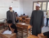 الدكتور بشير عبد الله، المشرف العام على امتحانات الثانوية الأزهرية بالإسكندرية، يتابع سير أعمال الامتحانات، بلجنة بنين القويري؛ حيث أدى طلاب القسم الأدبي الامتحان في مادة التوحيد.