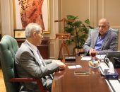 وزير الكهرباء والطاقة المتجددة يجتمع مع رئيس الشركة القابضة لكهرباء مصر لاستعراض استقرار للشبكة القومية للكهرباء والجهود المبذولة لدعم شبكات التوزيع لتحسين الكفاءة وخفض الفقد