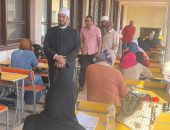 الدكتور عبد العزيز أبو خزيمة، رئيس الإدارة المركزية لمنطقة الإسكندرية الأزهرية، يتابع اختبارات نهاية المستوى برواق العلوم الشرعية والعربية، يرافقه الشيخ عبد الكريم إبراهيم، موفد الجامع الأزهر للإشراف على الاختبارات، والشيخ محمود ماهر، مدير الرواق بالإسكندرية؛