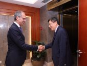 الدكتور/ عمرو طلعت وزير الاتصالات وتكنولوجيا المعلومات  يبحث مع سفير سنغافورة لدى مصر تعزيز التعاون بين البلدين فى مجالات التعهيد والبحث والتطوير وبناء القدرات الرقمية والابتكار التكنولوجى ودعم ريادة الأعمال