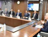 المهندس كريم بدوى وزير البترول والثروة المعدنية اجتماعاً مع المهندس يس محمد رئيس الشركة المصرية القابضة للغازات الطبيعية ( إيجاس ) ونوابه بحضور عدد من قيادات الوزارة لمناقشة التحديات الحالية فيما يخص صناعة الغاز الطبيعى والعمل على زيادة إنتاجه  .