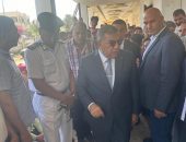 محافظ الدقهلية في جوله مفاجئة منذ الخامسة صباحا بمدينة المنصورة وقري مركز المنصورة وجمصه وبلقاس للمرور علي عدد من المخابز والاسواق للتأكد من توفير رغيف العيش وضبط الأسعار..