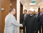 فضيلة الدكتور أسامة السيد الأزهري وزير الأوقاف يتابع سير العمل بديوان عام الوزارة ويلتقي كافة الموظفين ويستمع لطلباتهم ويوجه بسرعة الاستجابة لها