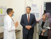 محافظ دمياط يجرى زيارة مفاجئة لمستشفتى الأمراض الصدرية والحميات والمركز الإقليمى لنقل الدم لمتابعة انضباط منظومة العمل ومستوى الخدمات الطبية المقدمة للمواطنين