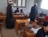 فضيلة الدكتور بشير عبد الله، المشرف العام على الامتحانات بمنطقة الإسكندرية الأزهرية، والأستاذ أيمن جاويش، مدير عام المواد الثقافية ورعاية الطلاب، يطمئنا على سير لجان الشهادة الثانوية الأزهرية،