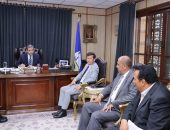 محافظ دمياط يتابع خطة العمل بمديريتى الطب البيطري والزراعة