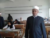 رئيس الإدارة المركزية لشؤون التعليم، ورئيس الإدارة المركزية لمنطقة السويس، يتابعان  امتحانات الشهادة الثانوية الأزهرية بالسويس
