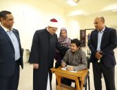 رئيس جامعة الأزهر يحث طلاب الدراسات العليا على الاطلاع على الكنوز العلمية الموجودة بمكتبة الجامعة والكليات