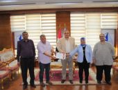 تكريم كليتي الطب البيطري والزراعة للمشاركة في القوافل التى تطلقها جامعة كفر الشيخ ضمن مبادرة حياة كريمة